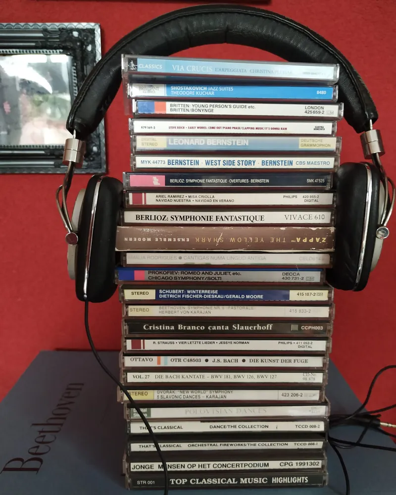 Stapel cd’s met een koptelefoon erbovenop