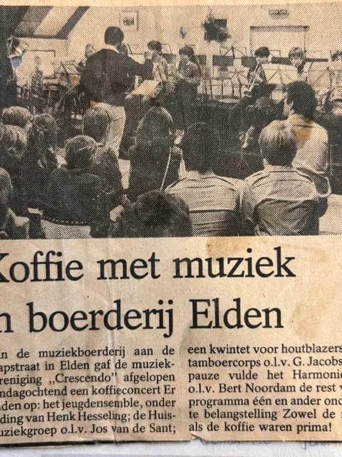 Krantenknipsel over een koffieconcert met muziek op een boerderij in Elden