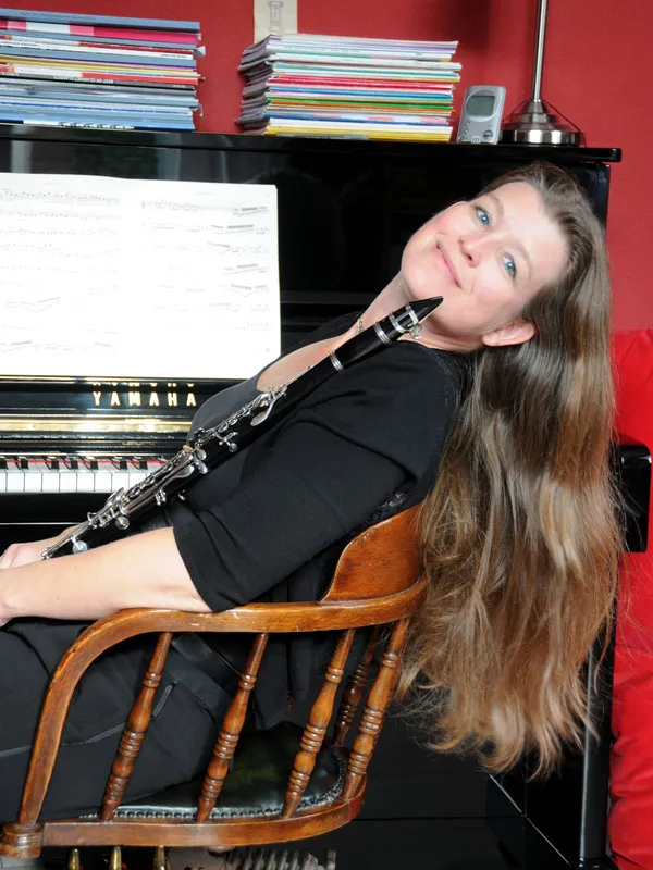 Christa met haar klarinet aan de piano in de lespraktijk